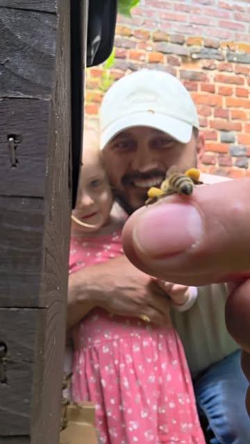 Dès le plus jeune âge, on leur apprend que la nature se respecte, s'entretient, et se chérit. 🌸🐝

Et vous, êtes-vous prêts à franchir le pas pour que vos enfants grandissent plus proches de l'essentiel ?

#beesapibxl #apicultureurbaine #natureenfant #transmission #mielbruxelles