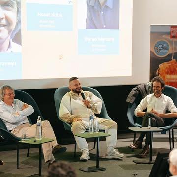 Quand un apiculteur, un agriculteur et un scientifique se retrouvent sur la même scène pour parler de l'avenir de l'apiculture européenne, les échanges étaient riches, les positions tranchées et la passion commune. 
Merci à @eubeelovers pour cette belle tribune. 🐝

#ApicultureUrbaine #Abeilles #agriculture #europe #museedessciencesnaturelles