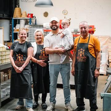 Lorsque j'ai commencé l'apiculture en 2013, je ne me doutais pas une seule seconde que cette aventure deviendrait une véritable histoire de famille. 🐝❤️

Aujourd'hui, voir quatre générations réunies dans notre atelier, mes grands-parents, ma maman, moi et ma fille est une immense fierté. Ce qui a commencé comme une passion personnelle est devenu un projet que nous partageons tous, main dans la main, avec amour, passion et respect pour nos abeilles.

Chaque pot de miel raconte un peu de cette histoire, faite de transmission, de travail, de souvenirs et de moments précieux en famille.

Merci à ceux qui nous accompagnent dans cette belle aventure. 🍯✨

#QuatreGenerations #HistoireDeFamille #Apiculture #Abeilles #miel