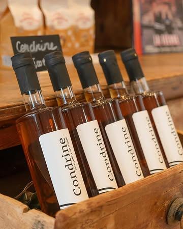 Quoi de neuf au comptoir ? 🥕

Découvrez Condrine dans notre corner d’épicerie fine !
Votre apéritif 100% belge à base de pomme et de Condreau, le “Calvados” du Condroz. 🍎

La @cidrerieducondroz est une coopérative à finalité sociale, qui se base sur des valeurs fortes, misant tout sur le respect de la nature et de l’humain.

Un produit bien belge à découvrir du mercredi au samedi au Comptoir ! 🥃

#epiceriefine #champlibre #namurgourmande #namurfood #local