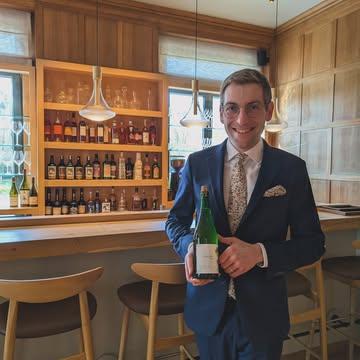 Magnifique mise en avant de notre cidre "Extra Brut" chez @basile_cuisine_gourmande. Leur manoir récemment rénové offre l'écrin parfait pour leur grande cuisine et leur grand service. Quel bonheur! ✨