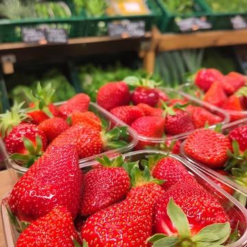 🍓🍓🍓🍓Ze liggen in de hoevewinkel. Het is begonnen. 
Heerlijke bio aardbeien.
Te koop in onze winkel, zolang de voorraad strekt.

Openingsuren: 
dinsdag tot vrijdag: 14u-19u
zaterdag: 9u-16u

Doornstraat 30 
9550 Sint-Lievens-Esse