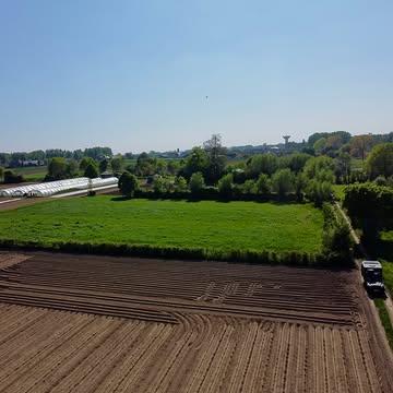 🌧 Het heeft geregend, hallelujah! Een mooie regen gespreid over 2 dagen wekte onze planten weer tot leven. 🥰  Blije boer.inn.en!

💪 Nog goed nieuws: we verkochten al 6 aandelen voor groeiproject deel 2, goed voor 2100 euro vers kapitaal. Dit dient om de werken te financieren voor het waterbeheer. 

Wat is het probleem?
Op verschillende plekken op de boerderij is er wateroverlast. Teveel water op 1 plek. Zowel bij de spoelplaats waar we veel met de tractor moeten passeren als op sommige groentepercelen.

Wat is de oorzaak van het probleem?
Een landschapsarchitect maakte met een drone een gedetailleerde kaart met hoogtelijnen van onze boerderij. Op basis daarvan kon hij precies aanduiden hoe het water nu van onze boerderij afloopt. Je ziet duidelijk verzamelpunten van waar het water geconcentreerd afloopt naar lager gelegen punten. Dit creëert hele natte plekken en stroken.

Hoe lossen we dit op?
De landschapsarchitect, Toon Roosen, tekende een plan uit met swales. Dat zijn ondiepe grachten die licht afhellen, op de hoogtelijnen. De grachten kunnen hun overtollig water ook aan elkaar doorgeven. Zo wordt het water verdeeld over de hele breedte van ons land. Het water blijft deels staan in de swale en kan traag insijpelen. Zo voeden we tegelijk het grondwater. Het water dat zo in diepere lagen trekt is beschikbaar voor de planten tijdens een droge periode. Dubbele winst dus.

🤗 Samen met onze klanten en sympathisanten kunnen we dit waarmaken. 
Voor de financiering zoeken we nog 40 aandelen van 350 euro, samen goed voor nog € 14.000. 

👉Alle info vind je via: www.kollebloem.be/groeiproject