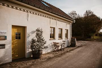 Outlet in het Hoevetoerisme van De Kollebloem: zaterdag 9 mei 10 - 16 uur

Wij vrouwen omringen ons graag met mooie dingen.
Daar wordt regelmatig vernieuwing in gebracht.

Met de zomer in zicht is het tijd voor verfrissing en verkopen we kleding, schoenen, boeken, juweeltjes, LP's  en andere mooie dingen.

Spullen die een tweede leven verdienen en te waardevol voelen om naar de kringwinkel te brengen. 

Nieuw is deze keer ook ruim aanbod van mooie creaties van pottenbak van Helga.

Kom je graag eens snuisteren op ons gezellig marktje?

Of nog wat verkopen? We zijn met meerdere vrouwen die verkopen, met verschillende maten en merken.

Graag tot dan, welkom!

Jessie, Chantal, Mieke, Dominique, Anneke, Kaat, Helga,  Leen

Voor meer info: Leen 0474 236715
Men vertelle het voort...

Locatie: 
Hoevetoerisme Kollebloem
Doornstraat 30
9550 Sint-Lievens-Esse