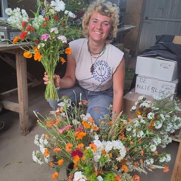 Het schoonste van ons veld: de bloemen!
Onze boerderij teelt niet alleen fantastische groenten, er grazen hier natuurlijk ook koeien en je kan hier ook heerlijk logeren. Maar het allermooiste zijn toch de bloemen.
Onze bloementuin kom jaarlijkse tot bloei in de lente en blijft ferm geven tot in de herfst.
Daaruit oogsten we prachtige boeketten. Stagiaire Rissa van Warmonderhof leerde tijdens haar stage hier van boerin Antoinette de kneepjes van het vak.
De boeketten zijn te koop in onze hoevewinkel op zaterdag én in de Lousbergmarkt in Gent.
100% biodynamisch, lokaal, seizoensgebonden én prachtig.

Hoevewinkel De Kollebloem
Openingsuren:
dinsdag - vrijdag: 14u-19u
zaterdag: 9u - 16u
Doornstraat 30 9550 Sint-Lievens-Esse

@devroente