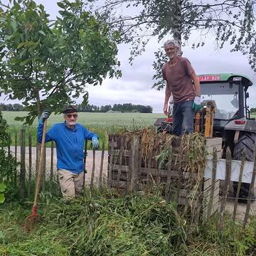 Deze enthousiastelingen maken regelmatig het grasland rond onze vijver onveilig. 
Jan is één van onze vrijwilligers die ooit spontaan begon te zeisen op dit ongebruikte grasland. Zijn ijver is gericht op het verschralen van dit stukje grasland. 
Roman helpt Jan graag bij het afvoeren van het maaisel.
Onze vijver is sowieso een broedplaats voor allerlei biodiversiteit. Vogels en insecten vinden het hier heerlijk toeven en dankzij deze 2 mannen wordt het er alleen maar mooier op.
Beide natuurbeheerders functioneren op pure spierkracht en speelplezier 😀 Grote dank namens De Kollebloem.