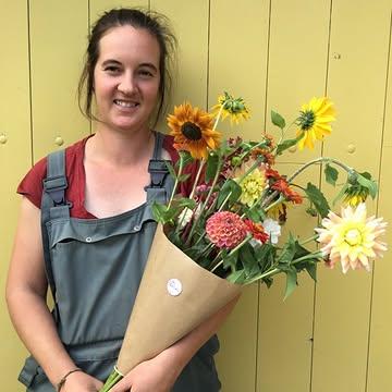 💐 Zoek je nog een cadeautje voor juf of meester? Of voor je geliefde, een verjaardag of iemand anders die je graag eens in de bloemetjes zet?
👉 Vanaf nu kan je je boeket bestellen via onze website en afhalen op de boerderij.
Op onze boerderij telen we naast groenten ook al meer dan 15 jaar biodynamische bloemen.
🌺 Het boeket wordt vers geplukt in onze biodynamische bloementuin. De bloemen worden zorgvuldig uitgezocht op bloei, kleur en houdbaarheid.
👩‍🌾 Rechtstreeks van de boerderij, 100% lokaal en biodynamisch.
Afhaling kan tijdens de openingsuren van onze hoevewinkel.
Bestel via: https://www.kollebloem.be/bio-boeketten