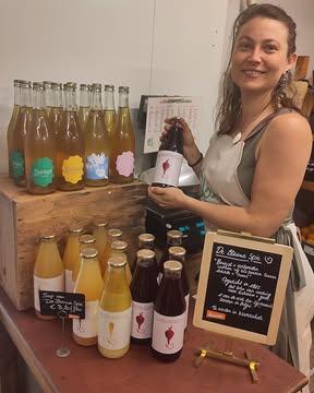 🍹 Nood aan verfrissing? Proef onze heerlijke biodynamische drankjes van de Blauwe Spie: appel wortelsap en appel rode bietensap. Superverfrissend en boordevol vitaminen. Recht van boer tot glas 😉
De kombucha's van Levuur worden ambachtelijk gemaakt in Gent op basis van lokale thee, kruiden en kleinfruit. Ideaal non-alcoholisch aperitief!
🍅🌶Verder vind je in onze koelcel al heel wat BIO zomergroenten, van kleurige tomaten tot snackpaprika, busselwortel en specials als ijskruid of Marokkaanse spinazie.
Kom het allemaal ontdekken in onze hoevewinkel.

Openingsuren:
dinsdag: 14u-19u
woensdag: 14u-19u
donderdag: 14u-19u
vrijdag: 14u-19u
zaterdag: 9u-16u

Doornstraat 30 9550 Sint-Lievens-Esse

@de_blauwe_spie @levuur_kombucha