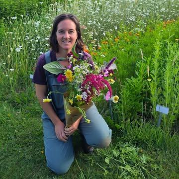 Onze bloemenboerin Antoinette aan het werk. De eerste boeketten werden vorige week besteld en afgehaald!
👉 Vanaf nu kan je je boeket bestellen via onze website en afhalen op de boerderij.
Op onze boerderij telen we naast groenten ook al meer dan 15 jaar biodynamische bloemen.
🌺 Het boeket wordt vers geplukt in onze biodynamische bloementuin. De bloemen worden zorgvuldig uitgezocht op bloei, kleur en houdbaarheid.
👩‍🌾 Rechtstreeks van de boerderij, 100% lokaal en biodynamisch. Vitale bloemen met een goede vaastijd.
Afhaling kan tijdens de openingsuren van onze hoevewinkel.
Bestel via: https://www.kollebloem.be/bio-boeketten