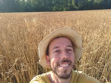 🌾 Deze week werd onze spelt geoogst. De spelt staat op onze nieuwe veld in Zwalm aan de Hazenlos. Het is een oud ras, gericht op smaak, kwaliteit en de favoriet van onze vorige bakker Hans die er heerlijke Kollebloembroden mee bakte. 
🍞 De spelt wordt gemalen bij de Ijzerkotmolen. Deze oude watermolen is helemaal in ere hersteld en het ambacht wordt door Emmanuel en Jochen weer leven in geblazen. Ze vormen een uniek duo door met hun watermolen professioneel te malen. Bakkers, boeren en klanten zijn heel blij met hun kwaliteit. Dat werd zelfs beloond met het biodynamische DEMETER label, een teken van vertrouwen en kwaliteit. Ze zijn de enige molen in België met dit label.
🌊 De Ijzerkotmolen wordt aangedreven door de Zwalm, een beetje verder stroomopwaarts van ons veld waar de spelt stond. Korter kan de keten niet meer :)
👨‍🌾 Het speltmeel is te koop in onze hoevewinkel. Dagelijks open van dinsdag tot zaterdag. We blijven ook tijdens de zomervakantie heel de tijd open.

Openingsuren:
dinsdag: 14u-19u
woensdag: 14u-19u
donderdag: 14u-19u
vrijdag: 14u-19u
zaterdag: 14u-19u

Doornstraat 30 9550 Sint-Lievens-Esse
@ijzerkotmolen