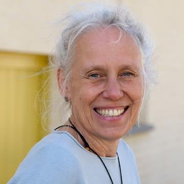 🧘‍♀️ Yoga in de Kollebloem Yurt 2026-2027

Veer-krachtig
Vredig aanwezig
Verbonden hier en nu
Vrij in lichaam en geest
Verlang jij er ook naar?

Helga Wohlmutter, osteopaat en yogadocent, brengt je hier naartoe met ademhaling, chi zelfmassage, yoga poses, core-versterking, meditatie.

😍 Kom een gratis proefles volgen op maandag 14 september om 10u of dinsdag 15 september om 18u in de yurt van de Kollebloem.

Uurrooster: 
+ maandagochtend: 10u-11u30 
+ dinsdagavond: - 18u-19u30
+ dinsdagavond: - 19u30-21u 

Prijs: € 608,- (32 lessen)

Meer info: hwohlmutter@gmail.com of via telefoon: 055/305594