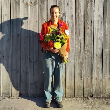 💐 Morgenstond heeft goud in de mond.
Al voor 8u was het eerste boeket gemaakt. In de vroege ochtendzon, als de bloemen net wakker zijn en op hun knapste staan de blinken.
🌸🌻🌺 Onze bloemenkwekerij staat er goed bij, ondanks het helse weer. Een moment van schoonheid voor elke dag.
👉 Bestel nu je biodynamisch boeket en haal af in de hoevewinkel.
https://www.kollebloem.be/bio-boeketten