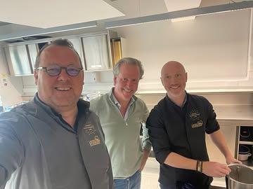 ✨ Chez Flores, la recherche et l’innovation sont au cœur de notre activité.

 Ce matin, nous travaillons sur un nouveau projet gourmand 100 % végétal, à boire et à manger… toujours sain, local et naturel, évidemment 🌱

Restez connectés, de belles surprises arrivent bientôt 👀💚

#GourmandiseVégétale #GourmandisesSaines #MadeInBelgium #Bio #HealthyLifestyle #PlantBased