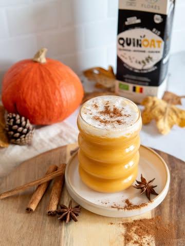 Un moment de douceur dans votre tasse ☕️

Notre Pumpkin Spice Latte avec la boisson végétale Quinoat by @graines_de_curieux et @floresfood.bio : une alliance onctueuse et pleine de caractère.

C’est la petite pause réconfortante qui fait du bien. ✨

#healthysolutions #biofriendly #shoplocally #belgianfood #boissonbio #recettebio