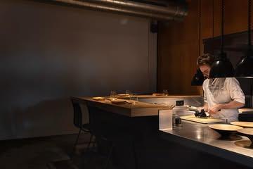 De verrassende keuken van Rizoom neemt je mee naar het land van de samoerai, rijstvelden en de rijzende zon. Je proeft er smaken waarvan je niet wist dat ze bestonden. Ze kregen er een 15/20 voor in Gault Millau. Terecht. Ontdek het hele verhaal via de #linkinbio.