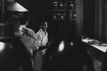 Job openings! 

Rizoom is looking for a sous-chef and a chef de parti with experience starting March/April!

Send your resume and motivation to yves@rizoomgent.be!