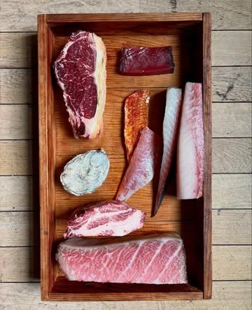 On the menu: Holstein dunne lende, blauwvin tonijn akami en otoro, irish mor oester, iberico bellota nek, zeebarbeel, kinmedai, ikejime dorade & hamachi