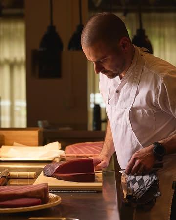 Precision in every cut. 🔪

Chef Yves, guided by a passion for Japanese cuisine and craftsmanship.

📸: @tom.photo 

#rizoom #gent #chef #craftmanship #tablefever