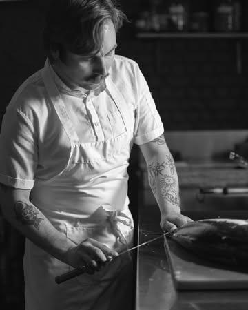 Yannick using the sukibiki technique on hamachi.