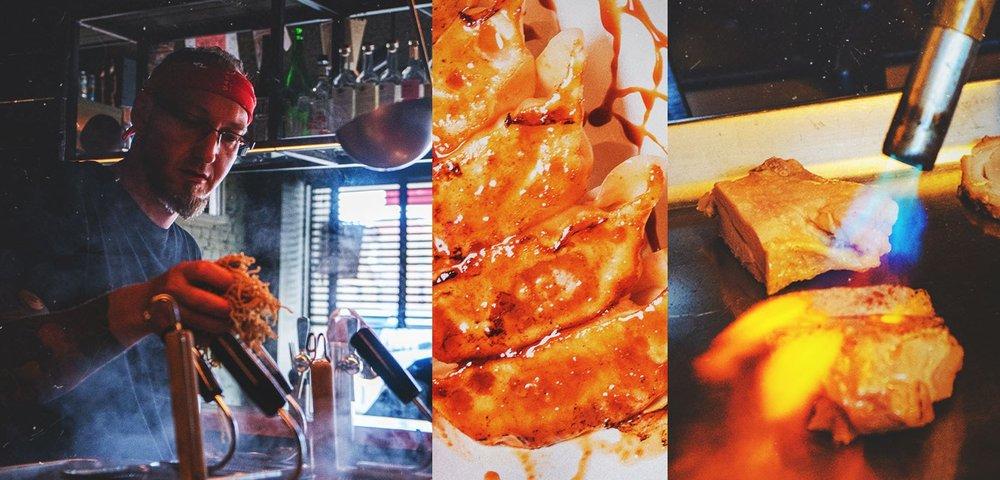 Collage van een chef die noedels vasthoudt, gegrilde gyoza met saus en een vlam die vlees afbrandt