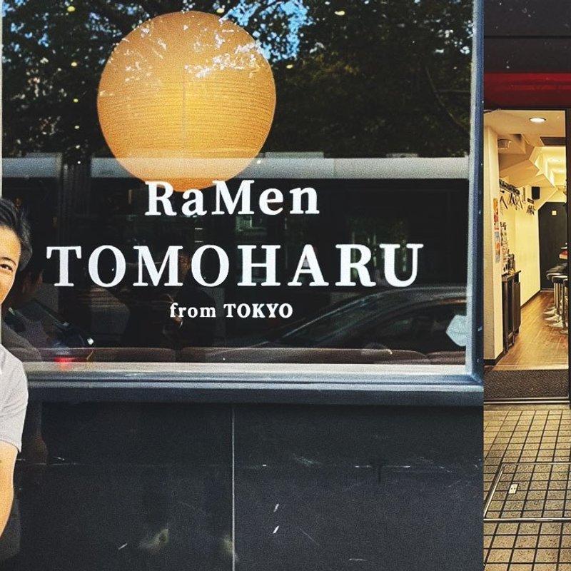 Collage van een man met bloemen voor een raam met de tekst RaMen TOMOHARU from TOKYO en een ramenzaak in Tokio